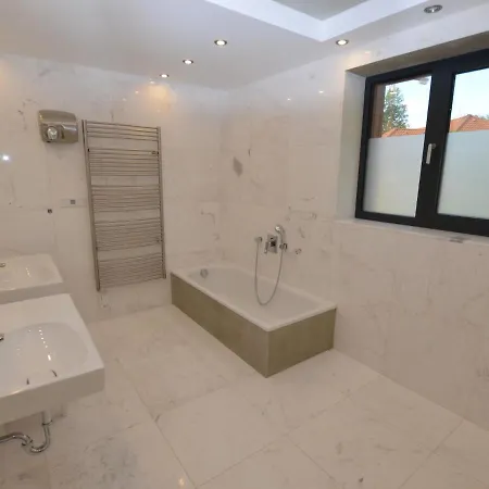 Modern In Lipno 200m From The Shore And 800m From The Ski Lift Appartamento